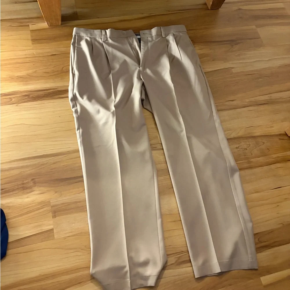 Haggar Men's Classic Khaki Dress Pants. 36x29 great condition - Picture 1 of 5